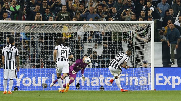 SKVLE KOPNUT PENALTA. Arturo Vidal (vpravo) posl Juventus do veden 1:0 nad Monakem.