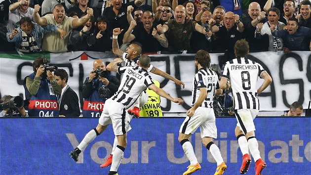 VELK RADOST V TURN. Fotbalist Juventusu oslavuj gl Artura Vidala (vlevo).