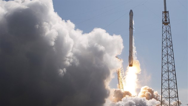 Start rakety Falcon 9 s n�kladn� lod� Dragon v 14. dubna 2015
