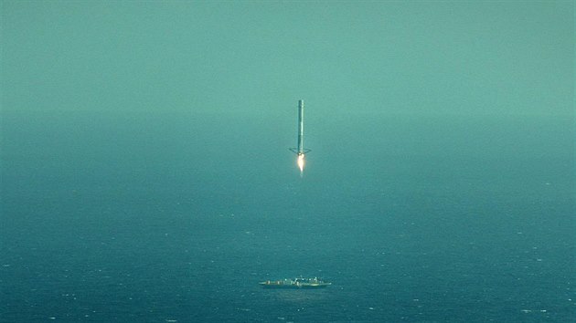 Prvn� stupe� rakety Falcon 9 se pokou�� p�ist�t na plo�in�.