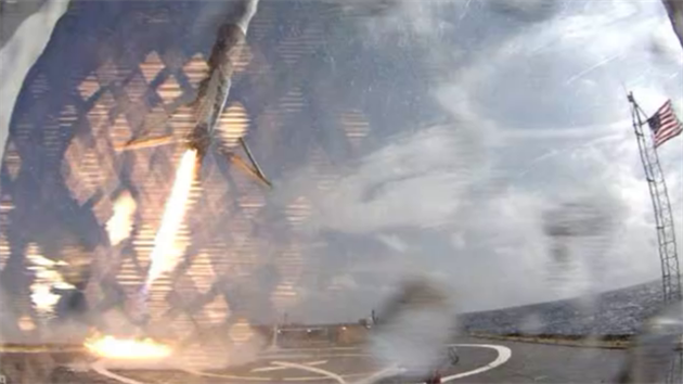 Pohled z kamerky p�ist�vac� plo�iny v Atlantick�m oce�nu na prvn� stupe� rakety Falcon 9.