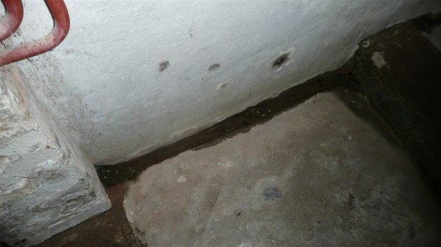 Odvodovac kanlky pi podlaze sklepa. V kamenn stn jsou tak vtokov otvory. (ilustran snmek)