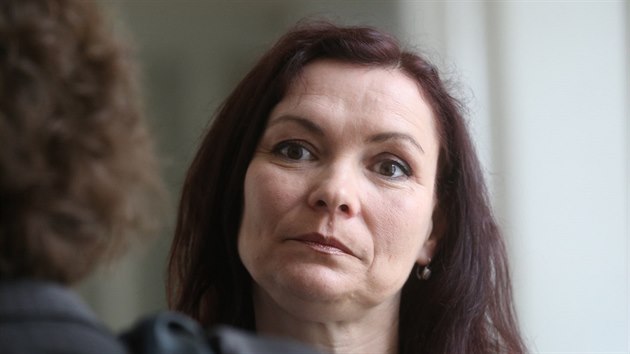 Bývalá ena expremiéra Petra Nease Radka Neasová dorazila k soudu s Janou...