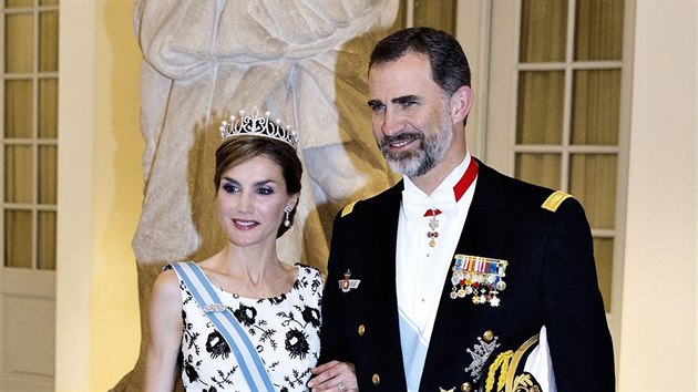 panlsk krl Felipe VI. a krlovna Letizia pichz na veei na poest dnsk krlovny Margrethe II. (Koda, 15. dubna 2015).