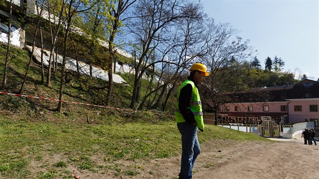 V prask ulici Chotkova vedouc prudkm svahem k Praskmu hradu se svalila deska zakrvajc mostn konstrukci (19. 4. 2015).