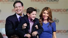 Republikánský senátor Marco Rubio se svojí manelkou a synem (13. dubna 2015)