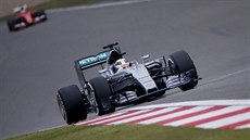 Lewis Hamilton pi druhém tréninku na Velkou cenu íny.