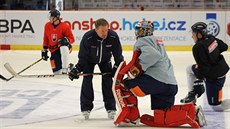 Petr Jaro v rozmluv s gólmanem. 