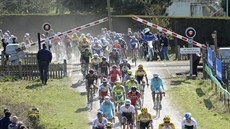 Cyklisté na elezniním pejezdu ve slavném závod Paí-Roubaix.