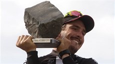 John Degenkolb zvedá trofej pro vítze závodu Paí-Roubaix.