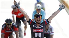 John Degenkolb slaví triumf ve slavném závodu Paí-Roubaix.