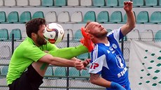 Muamer Avdi� z Mostu (vlevo) málem ukopl hlavu olomouckého Jakuba Petra.