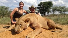 Michaela Fialová s klientem, kterému pomáhala ulovit zrannou lvici.
