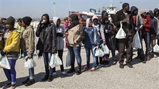 Zachránní uprchlíci ze ztroskotané lod u Libye jsou v Itálii, stovky...