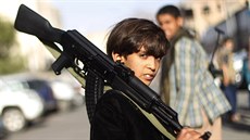 Chlapec se zbraní v jemenském hlavním mst Sanaa bhem protest (16. dubna...