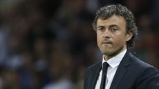 Luis Enrique, trenér fotbalist� Barcelony, sleduje své sv��ence v úvodním...