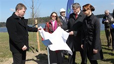 Dubová alej v Novém Veselí ponese jméno zavra�d�ného studenta Petra Vejvody.