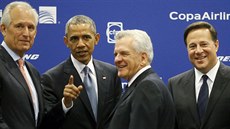 Americký prezident Barack Obama se svým panamským protjkem Juanem Carlosem...