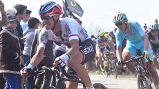 Cyklista Zdenk tybar na trati závodu Paí-Roubaix
