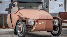 Velorex 350 je t�íkolové vozítko s trubkovým rámem pota�eným ko�enkou. Jde o...