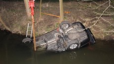 Jízda opilého �idi�e skon�ila tím, �e se se svým vozidlem ocitl z�ásti pod...
