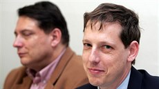Stanislav Gross s Ji�ím Paroubkem na p�edsednictvu �SSD (24. dubna 2005)