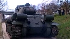 Armáda zkouela nájezd tanku T34 na nábeí Ostravice