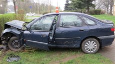 Renault Laguna po nárazu do stromu v Haví�ov�. (17. dubna 2015)