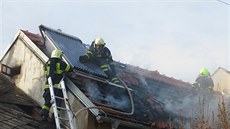 Postup požáru rodinného řadového domu v Ivanovicích na Hané se hasičům podařilo...