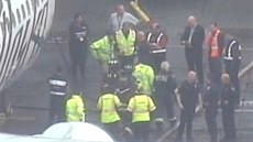 Záchranái na letiti v Seattlu pomáhají nosii zavazadel, který usnul v...