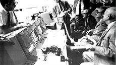 Letoví ředitelé a další vedoucí mise Apollo 13 prohlížejí v řídicím centru v...
