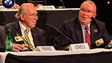 Jim Lovell a Fred Haise (vpravo) při nedávném setkání veteránů programu Apollo....
