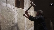 Islámský stát nií starobylé asyrské msto Nimrud (11. dubna 2015).