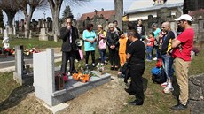 Shromádní skonilo cestou ke hrobu zasteleného mladíka (11. dubna 2015).