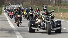 Motorkái zahájili ve áru nad Sázavu sezonu (11. dubna 2015).