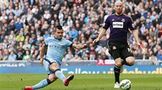 Sergio Agüero z Manchester City (vlevo) střílí gól do sítě West Ham United....