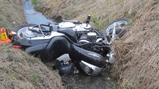 Motorka Suzuki zni�ená po nehod� v poli mezi obcemi Uni�ov a Medlov na...