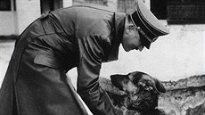 Adolf Hitler se svým oblíbeným psem