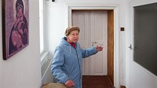 Marie Vondrá�ková ukazuje k místu, kde na�la zavra�d�ného fará�e.