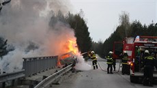 Auto po nehod skonilo na svodidlech a zaalo hoet.