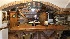 Vlastníma rukama dev�t let budoval starobylou st�edov�kou kr�mu Miroslav...