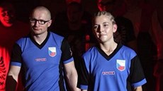 Fabiana Bytyqi s trenérem a manaerem Lukáem Koneným nastupují do ringu.