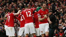 Fotbalisté Manchesteru United se radují ze vsteleného gólu v derby proti City.