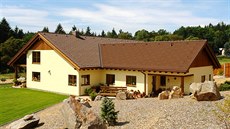 Trávník se t�i týdny po vysetí u� krásn� zelená, zahrada je�t� �eká na vysázení...