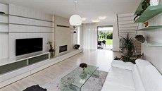 Obývací pokoj je vybaven na míru vyrobenou nábytkovou sestavou z bleného...