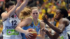 Alena Hanuová (uprosted) proniká obranou Fenerhdce Istanbul.