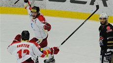 Zatímco chomutovský Nikola Gajovský jen smutn� kouká, olomou�tí  Marek La� a...