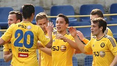 Adam Jánoš (uprostřed) se raduje se svými jihlavskými spoluhráči z gólu.