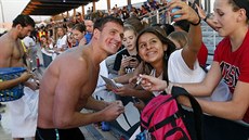 Michael Phelps se podepisuje fanou�k�m poté, co vyhrál na mítinku v americkém...