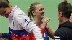Petra Kvitová se raduje s leny realizaního týmu.